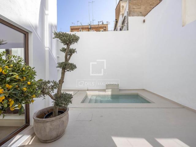 Chalet en venta en Valencia, En Corts Doctor Waksman. Exclusiva casa de lujo reformada con terraza y piscina climatizada en venta en una ubicación privilegiada en Valencia. Chalets.