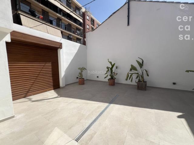 Chalet en venta en Valencia, Torrefiel. Exclusiva vivienda esquinera completamente rehabilitada en el barrio de Rascanya Valencia. Chalets.