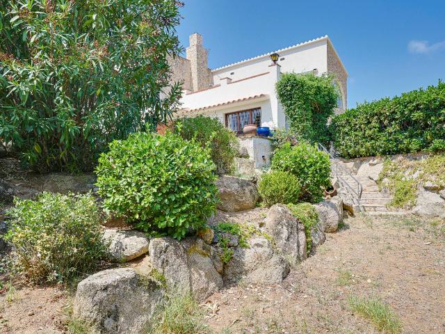 Chalet en venta en Vall llobrega Costa Brava. Chalé compuesto por dos casas, vistas al mar y montañas. Chalets.