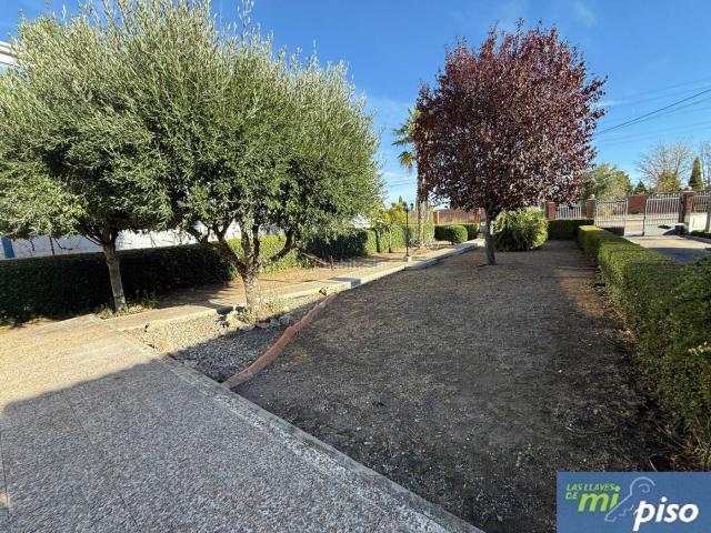 Chalet en venta en Valladolid, Soto de Medinilla. Oportunidad Chalet Independiente de cinco dormitorios, dos baños. Chalets.