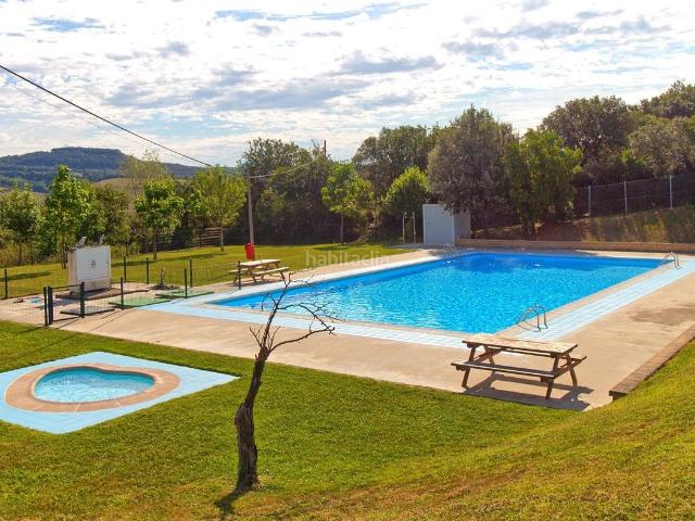 Chalet en venta en Valle de Mena. Chalet en urbanización con piscina. Chalets Valle de.