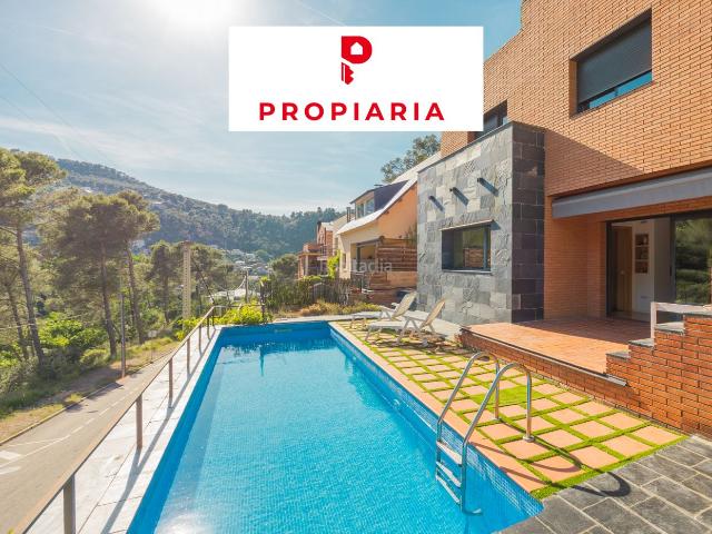 Chalet en venta en Vallirana. CASA CON ASCENSOR, PISCINA Y PÁRKING. Chalets.