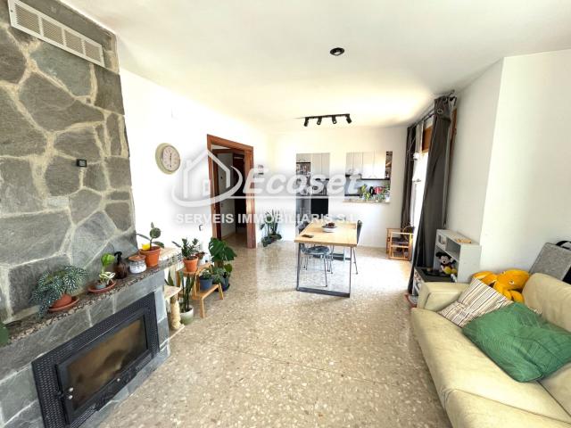 Chalet en venta en Vallirana. Casa en una sola planta con gran parcela de 1.050 m² en Vallirana. Chalets.