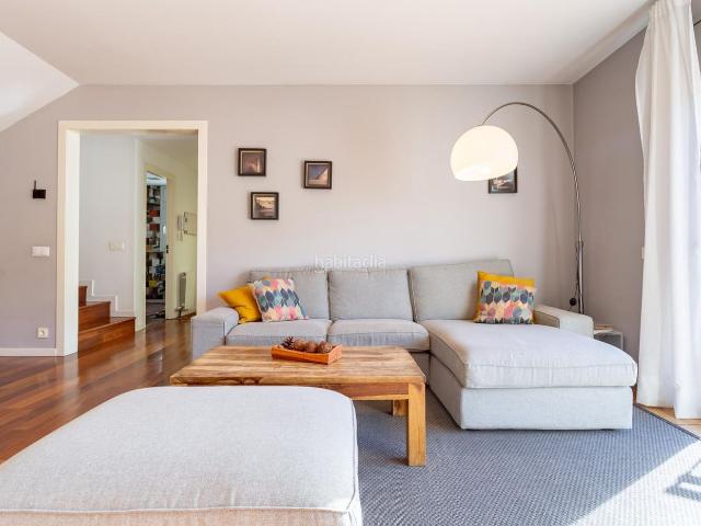 Chalet en venta en Vallirana. Casa independiente con sol todo el año, grandes exteriores, estudio, chimenea y garaje doble en la Urbanización Selva Negra Vallir. Chalets.
