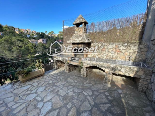 Chalet en venta en Vallirana. Casa unifamiliar con gran parcela y posibilidad de dos viviendas independientes en Vallirana. Chalets.