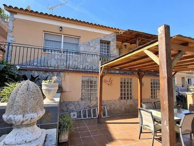 Chalet en venta en calle Selva Negra, Vallirana, de 155 m² 4 habitaciones por 450.000