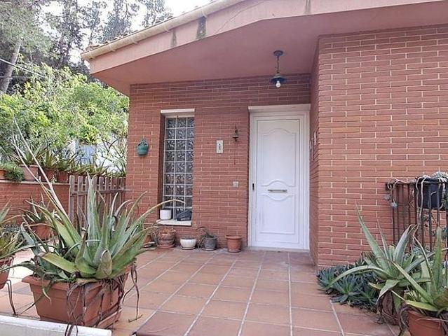Chalet en venta en calle Canàries, Vallirana, de 110 m² 3 habitaciones por 440.000