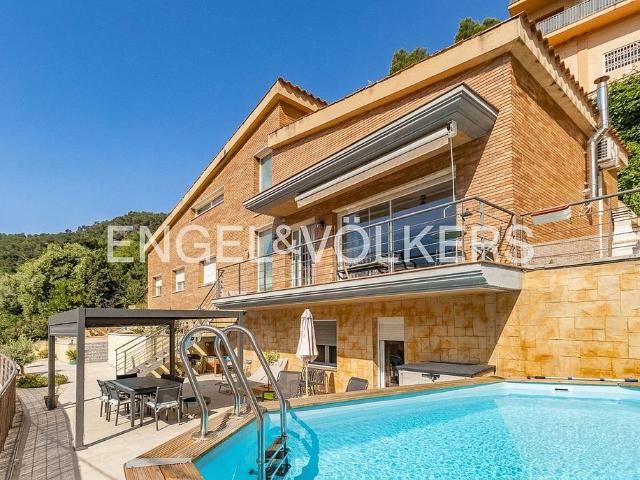 Chalet en venta en Vallirana, de 281 m² 5 habitaciones por 525.000