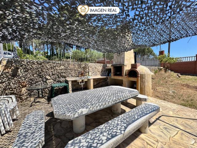 Chalet en venta en Vallirana. Espectacular casa independiente con dos viviendas, gran parcela y vistas, a solo 30 min de Barcelona. Chalets.