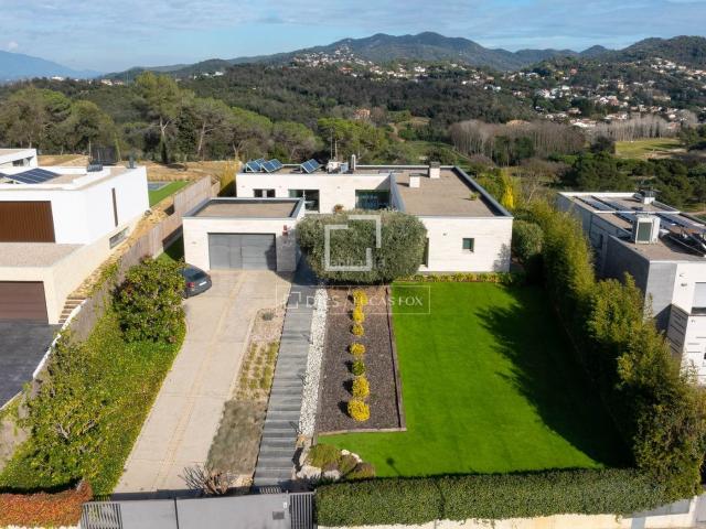 Chalet en venta en Vallromanes. Exclusiva casa de una planta con piscina y vistas en venta en el Golf de Vallromanes. Chalets.