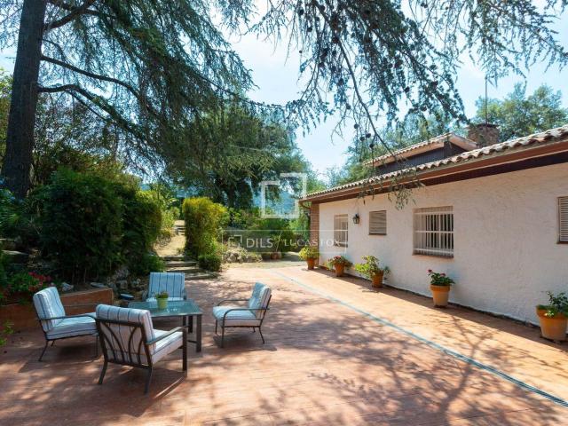 Chalet en venta en Vallromanes. Fantástica casa mediterránea con piscina, pista de tenis, vistas abiertas y parcela edificable en Vallromanes. Chalets.
