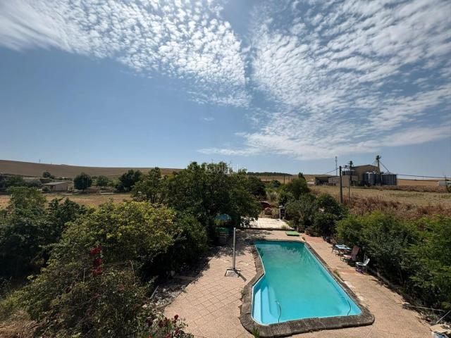 Chalet en venta en Vezdemarbán. Panaderos Valladolid Inmobi, Chalet Individual en Vezdemarban con posibilidad de Piscina por 20.000 a mayores del precio de venta. Chalets.