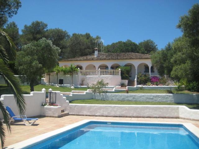 Chalet en venta en Vejer de la Frontera, Vejer. Preciosa villa con piscina cerca de Vejer, con unas vistas impresionantes a La Janda. Chalets Vejer de la.