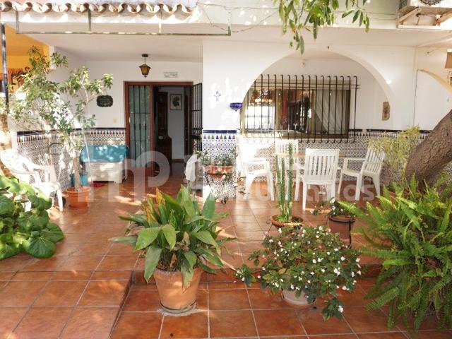 Chalet en venta en Vélez Málaga, El Limonar. Chalet adosado 3 dormitorios con porche y patio interior en urbanización VélezMálaga. Chalets Vélez.