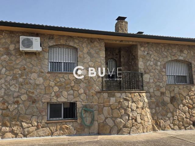 Chalet en venta en Ventas de San Julián Las. Exclusivo chalet independiente con jardín, bodega y excelentes calidades en Las Ventas de San Julián. Chalets Ventas de San Julián.