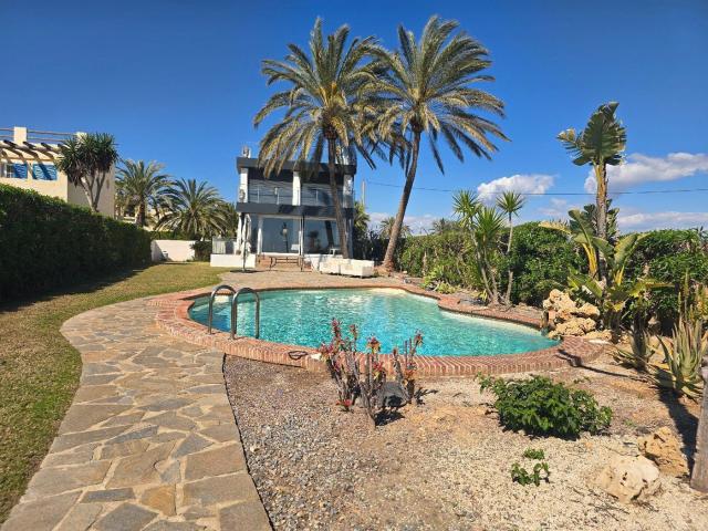Chalet en venta en Vera, Cala Marqués. Villa unifamiliar independiente sobre parcela de 830 m frente al Mar Mediterráneo. Chalets.