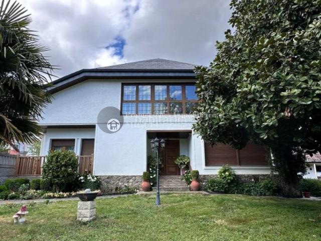 Chalet en venta en Verín. Exclusivo chalet unifamiliar a solo 10 minutos del centro urbano. Chalets.