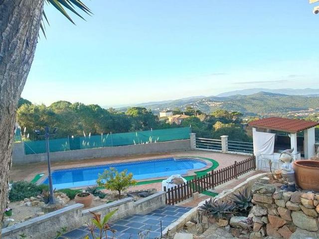 Chalet en venta en Vidreres, de 270 m² 4 habitaciones por 360.000