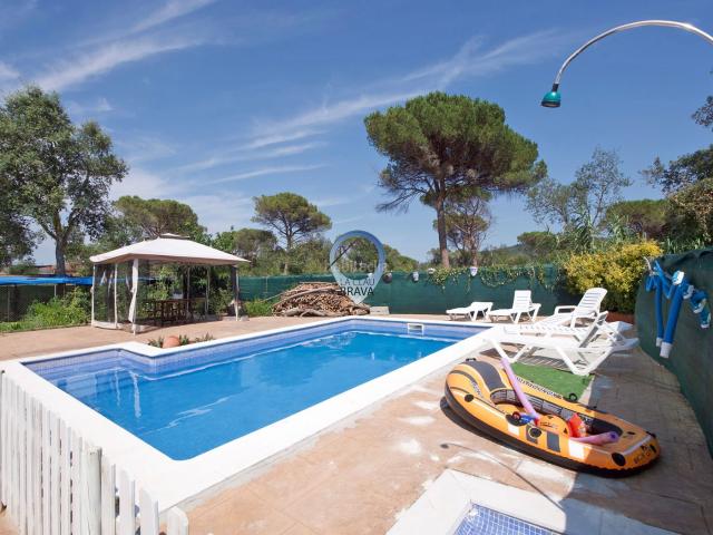 Chalet en venta en Vidreres, La Goba. Tu casa con piscina en Vidreres. Una para vivirla de verdad. Chalets.