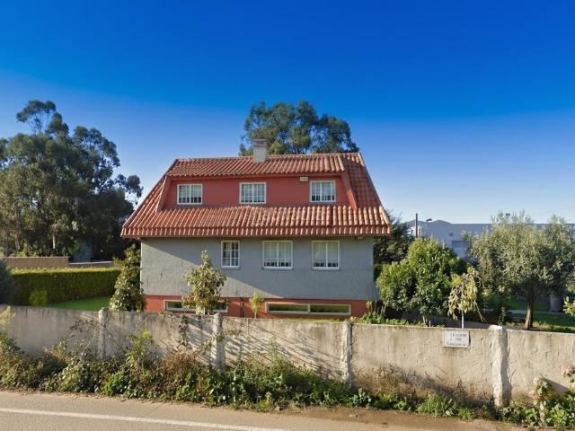 Chalet en venta en Vigo, Bembrive. Chalet con jardín y piscina en Bembrive. Chalets.