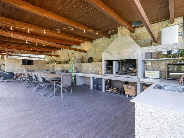 Chalet en venta en Vigo, Coruxo Oia Saiáns. Una casa para vivirla, disfrutarla y compartirla con espectacular zona exterior, piscina de agua salada y cenador de 70 m2, Vigo. Chalets.