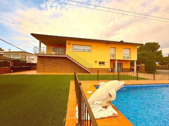 Chalet en venta en Vilamalla, de 336 m² 4 habitaciones por 520.000