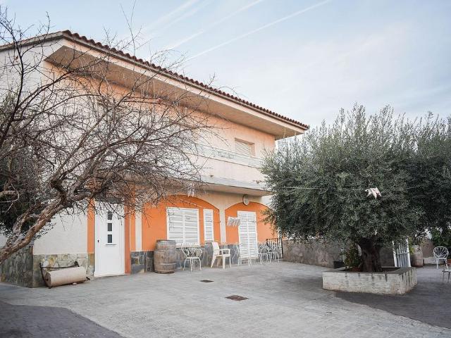 Chalet en venta en Vilanova i La Geltrú, de 150 m² 7 habitaciones por 440.000