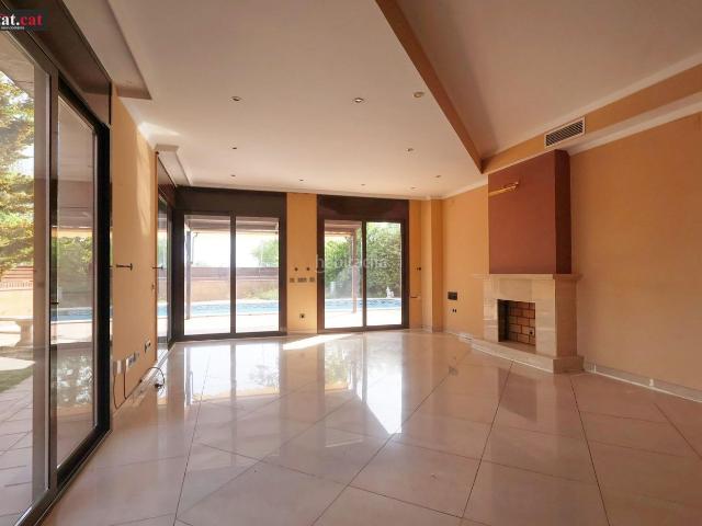 Chalet en venta en Vilanova i la Geltrú, L´Aragai Costa Dorada. ESPECTACULAR CASA ESQUINERA EN EL ARAGAI VILANOVA I LA GELTRÚ. Chalets Vilanova i la.