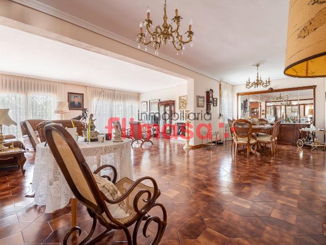 Chalet en venta en Villaviciosa de Odón, Castillo Campodón. ¡EN FLIMASA NO COBRAMOS AL COMPRADOR!. Chalets Villaviciosa de.