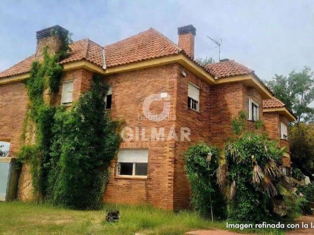 Chalet en venta en Villaviciosa de Odón, El Bosque. VIVIENDA DIVIDIDA EN DOS CASAS SIMÉTRICAS.Descubre esta magnífica propiedad ubicada en la exclusiva zona de El Bosque, en Villavic. Chalets.