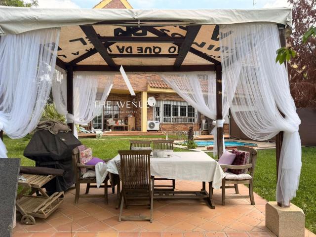 Chalet en venta en Villaviciosa de Odón, El Bosque. Espacioso Chalet en El Bosque Versatilidad y Privacidad en un Entorno Exclusivo. Chalets Villaviciosa de.