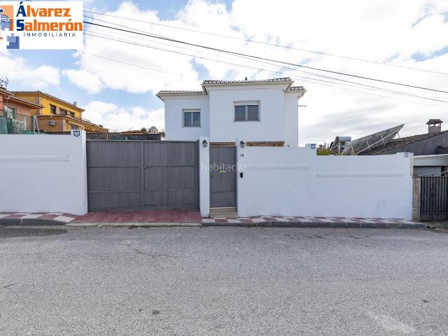 Chalet en venta en Villa de Otura. Chalet con gran patio, chimenea y distribución independiente en Viña del Rey. Chalets Villa de.