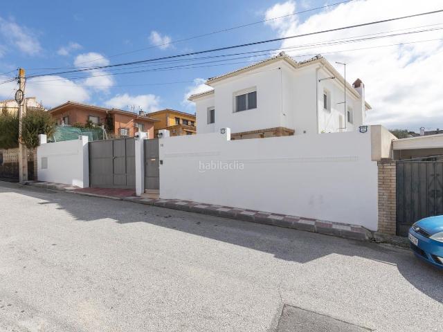 Chalet en venta en Villa de Otura. Chalet con gran patio, chimenea y distribución independiente en Viña del Rey. Chalets Villa de.
