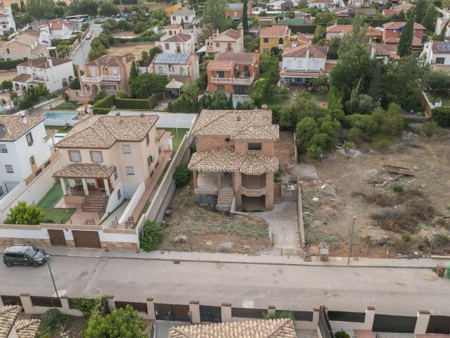 Chalet en venta en Villa de Otura. Chalet independiente en venta en Calle Clavileño 9, Otura. Chalets Villa de.