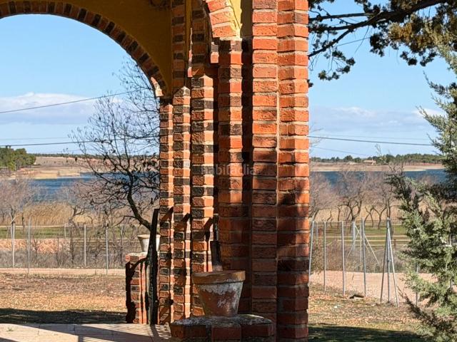 Chalet en venta en Villafranca de los Caballeros. ^*^EXCLUSIVA FINCA CON DOS VIVIENDAS Y JARDÍN EN PLENO CORAZÓN DE LAS LAGUNAS DE VILLAFRANCA. UN ESTILO DE VIDA ÚNICO EN UNA RESE. Chalets.