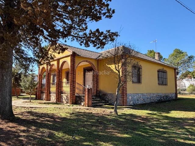 Chalet en venta en Villafranca de los Caballeros. EXCLUSIVA FINCA CON DOS VIVIENDAS Y JARDÍN EN PLENO CORAZÓN DE LAS LAGUNAS DE VILLAFRANCA. UN ESTILO DE VIDA ÚNICO EN UNA RESERVA. Chalets Villafranca.