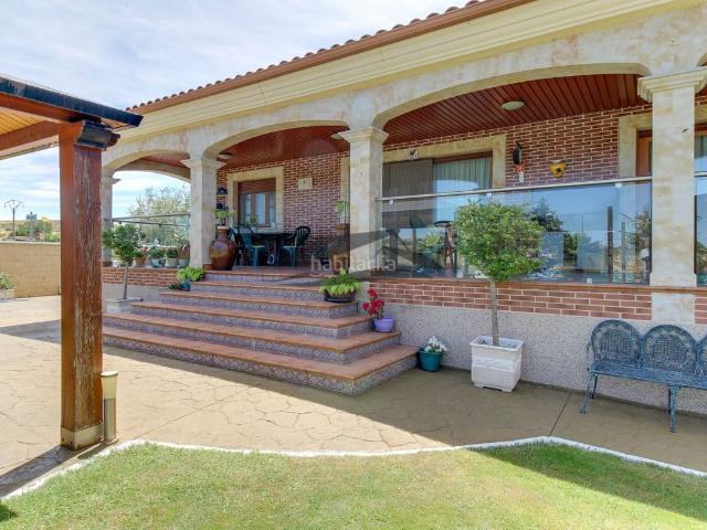 Chalet en venta en Villamayor. Chalet Individual en venta en Urbanización Los Almendros, 6 dormitorios. Chalets.