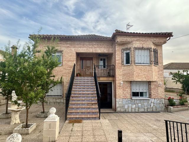 Chalet en venta en Villamiel de Toledo. EXCLUSIVO CHALET INDEPENDIENTE CON PISCINA EN PARCELA DE 833 m² EN VILLAMIEL DE TOLEDO. Chalets Villamiel de.