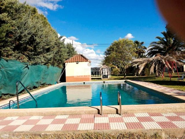 Chalet en venta en Villanueva de la Serena. CHALET EN VENTA CON GRAN PISCINA MUY CERCANO A VILLANUEVA DE LA SERENA. Chalets Villanueva de la.