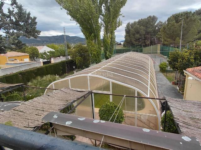 Chalet en venta en Villena, Las Tiesas. Exclusivo chalet en venta en Villena con piscina cubierta y pista de tenis en parcela de 1.575 m2. Chalets.