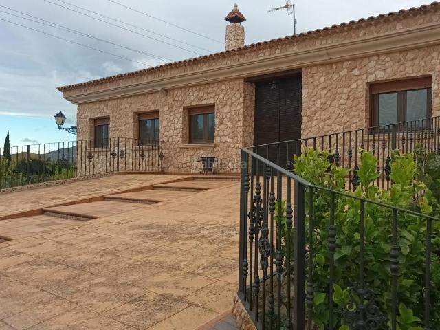 Chalet en venta en Villena, Las Virtudes. Chalet prácticamente nuevo a 2 km de Villena. Chalets.