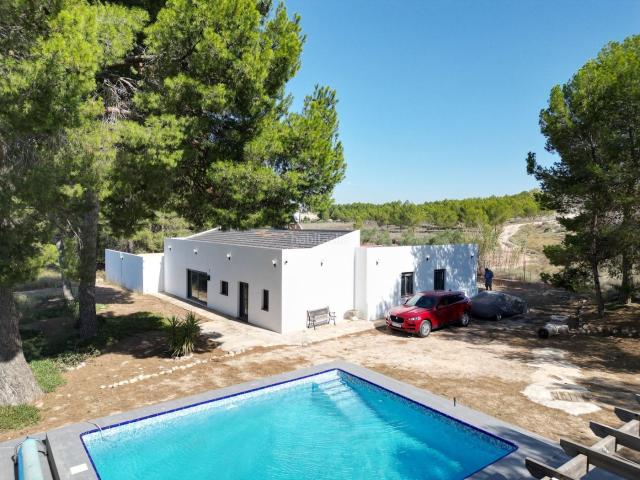Chalet en venta en Villena, Las Virtudes. Chalets.