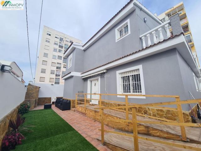 Chalet en venta en Vinaròs, Les Salines. CHALET INDEPENDIENTE DE 202 M2 CON 4 HABITACIONES, 2 BAÑOS, GARAJE,TRASTERO, ZONA EXTERIOR CON JARDIN Y BARBACOA! CERCA DE LA PLAY. Chalets.