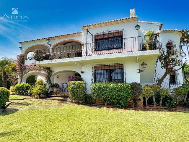 Chalet en venta en Xàbia, Cap Martí El Tossalet Pinomar. Villa mediterránea de 5 dormitorios con vistas al mar a poca distancia de la Playa del Arenal, Javea. Chalets.