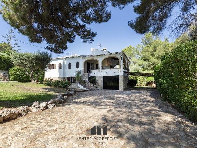 Chalet en venta en Xàbia, Centro Ciudad. Oasis Mediterráneo en Jávea Chalet Independiente con Amplio Jardín, Piscina y Espacio para Toda la FamiliaUbicado en una tranquila. Chalets.