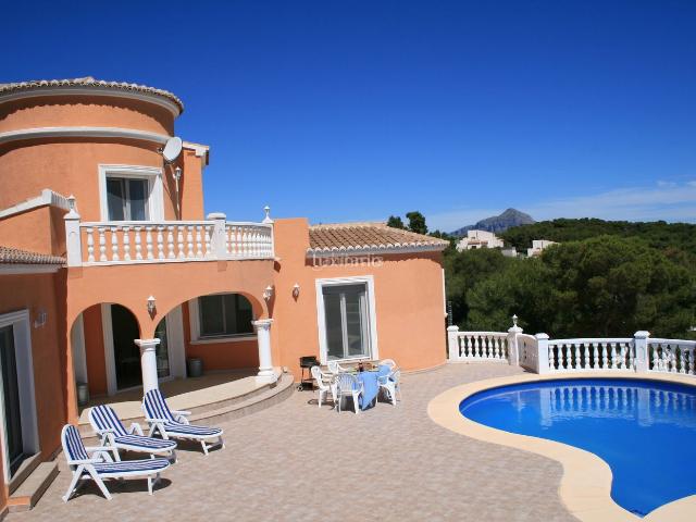 Chalet en venta en Xàbia, La Granadella Costa Nova. Villa de estilo español en venta con vistas abiertas. Chalets.