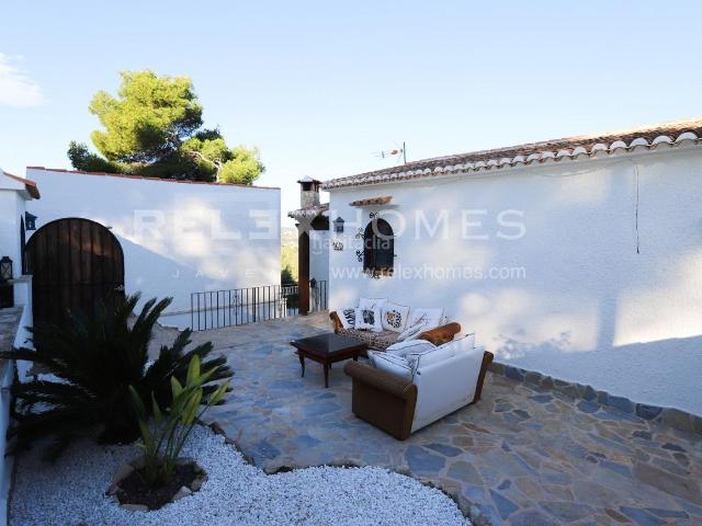 Chalet en venta en Xàbia, Portichol Balcón al Mar. VILLA ENCANTADORA CON VISTA AL MONTGÓ Y BOSQUE. Chalets.