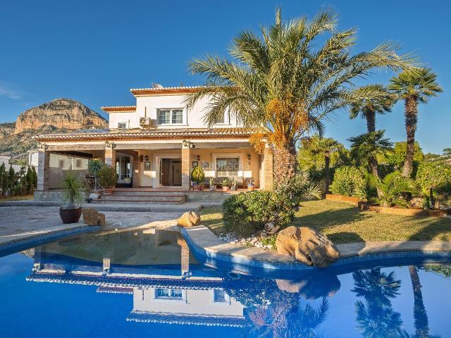 Chalet en venta en Xàbia, Partida Tosal Zona dels Castellans. Villa Zewy gran villa mediterránea con vistas al Montgó en Castellans, Jávea. Chalets.
