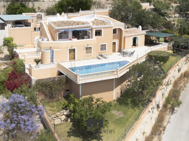 Chalet en venta en Xàbia, Partida Tosal Zona dels Castellans. Chalet con Encanto Mediterráneo en Jávea Vistas Despejadas, Versatilidad y Espacios IndependientesUbicado en una tranquila calle.