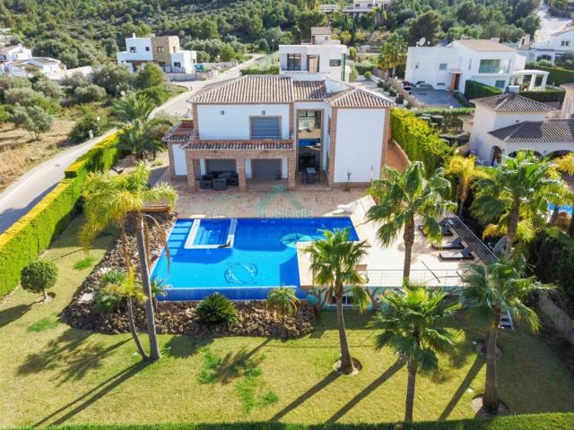 Chalet en venta en Xàbia, Partida Comunes Adsubia. Exclusiva Villa de lujo en Javea a dos minutos de la playa del arenal y del pueblo. Chalets.